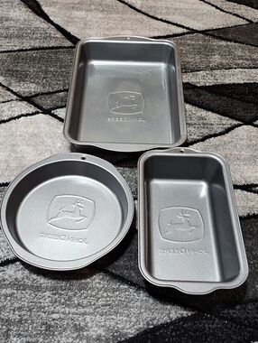 VINTAGE 3-PIECE JOHN DEERE EBOSSED TRACTOR LOGO NON-STICK BAKEWARE PAN SET
